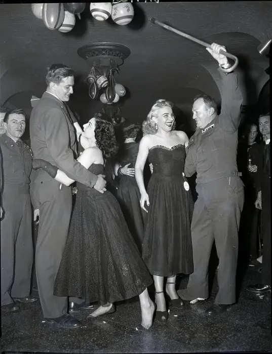 Framed Print : Couple Dancing At Canteen For Servicemen Framed Print : Couple Dancing At Canteen For Servicemen