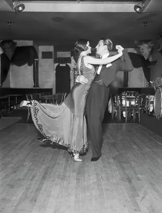 Framed Print : Couple Dancing the Tango Framed Print : Couple Dancing the Tango