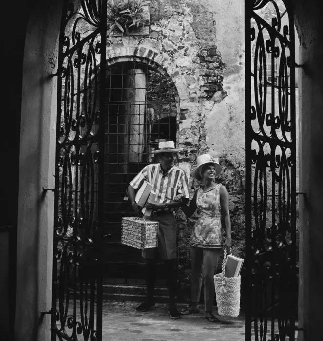 Framed Print : Couple holding basket, smiling Framed Print : Couple holding basket, smiling