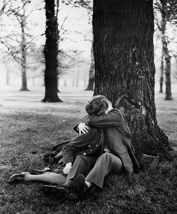 Framed Print : Couple Kissing in Hyde Park Framed Print : Couple Kissing in Hyde Park