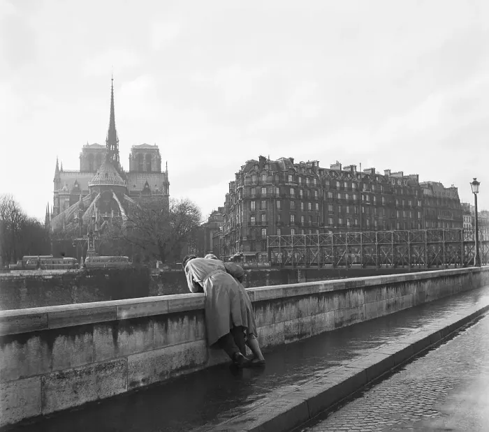 Framed Print : Couple Leans Over Rail Paris In Backgrd Framed Print : Couple Leans Over Rail Paris In Backgrd