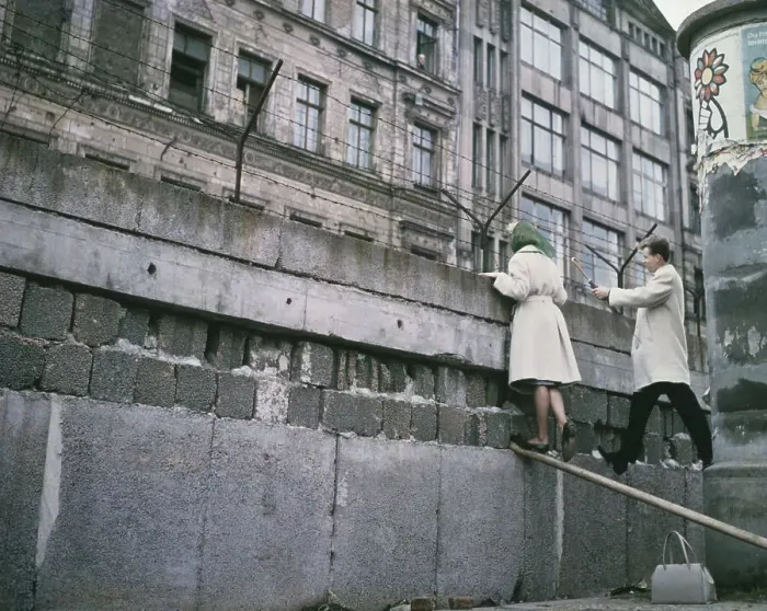 Framed Print : Couple Looking Over the Berlin Wall Framed Print : Couple Looking Over the Berlin Wall