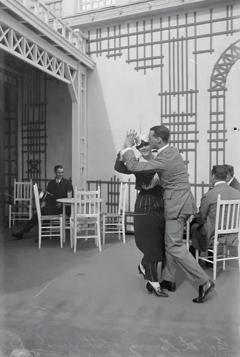Framed Print : Couple Performing the Tango Framed Print : Couple Performing the Tango