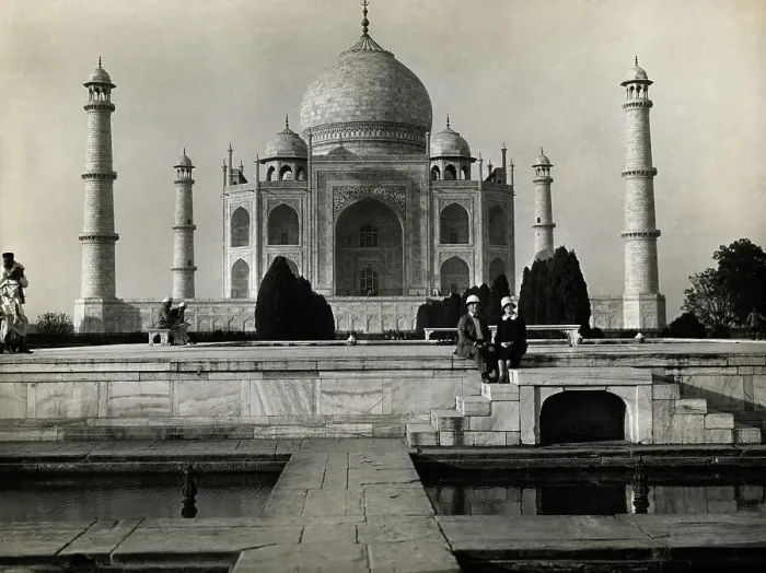 Framed Print : Couple Seated At Fountain Of Taj Mahal Framed Print : Couple Seated At Fountain Of Taj Mahal