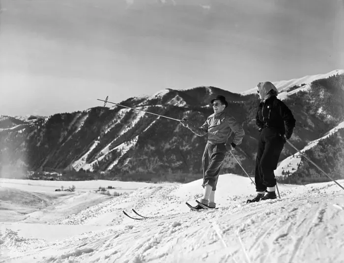 Framed Print : Couple Skiing at Sun Valley Framed Print : Couple Skiing at Sun Valley