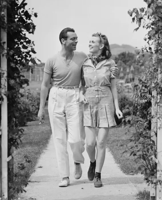Framed Print : Couple walking on footpath (B&W) Framed Print : Couple walking on footpath (B&W)