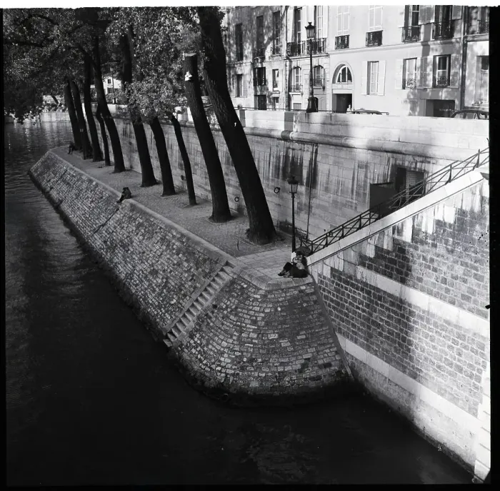Framed Print : Couples On The Banks Of The Seine Framed Print : Couples On The Banks Of The Seine