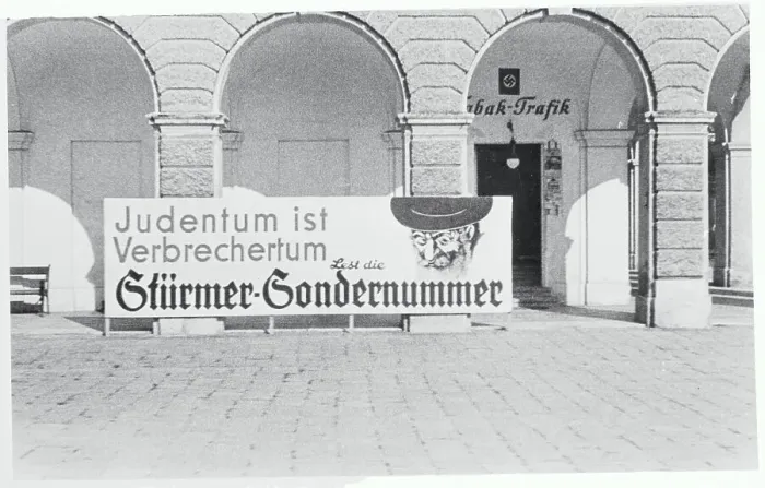 Framed Print : Courtyard Of Schoenbrunn Palace Framed Print : Courtyard Of Schoenbrunn Palace