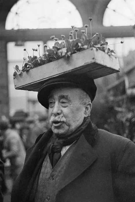 Framed Print : Covent Garden Flower Seller, 1940 Framed Print : Covent Garden Flower Seller, 1940