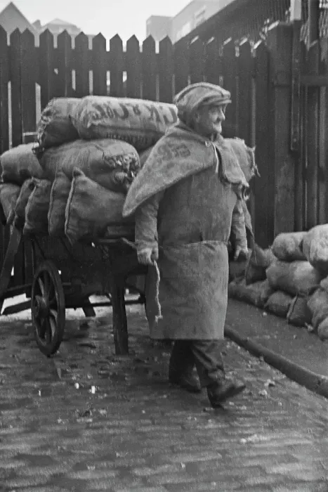 Framed Print : Covent Garden Market Tradesman, 1940 Framed Print : Covent Garden Market Tradesman, 1940