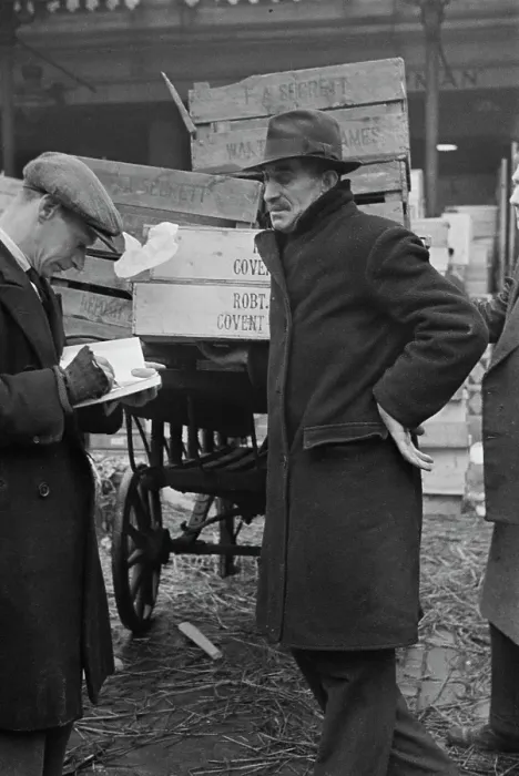 Framed Print : Covent Garden Market Tradesmen, 1940 Framed Print : Covent Garden Market Tradesmen, 1940