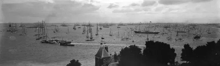 Framed Print : Cowes Harbour Framed Print : Cowes Harbour