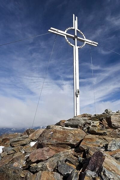 Cross on the Zufrittspitze summit in the Ultental above Lake Weissenbrunn, South Tyrol, Italy, Europe