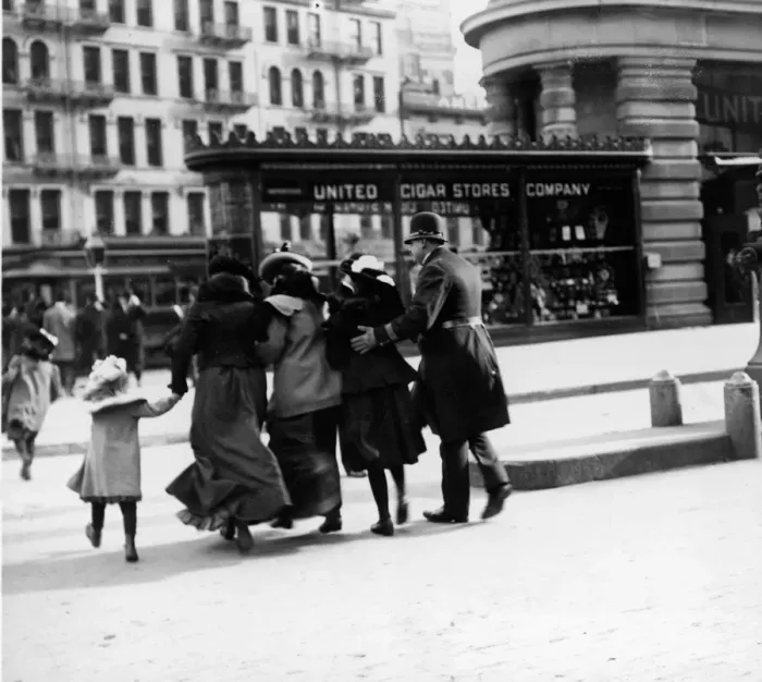 Framed Print : Crossing 5th Ave. In Front Of The Flatiron Building Framed Print : Crossing 5th Ave. In Front Of The Flatiron Building