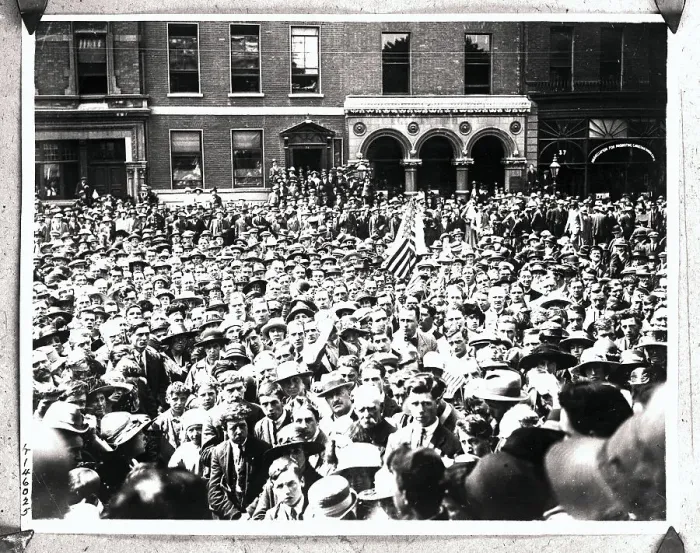 Framed Print : Crowd During the Ireland Peace Parleys Framed Print : Crowd During the Ireland Peace Parleys
