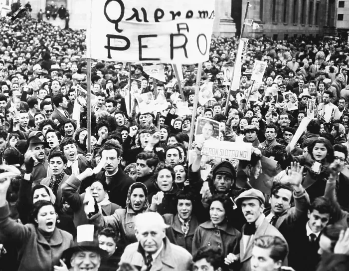 Framed Print : Crowd of Peron Supporters with Signs Framed Print : Crowd of Peron Supporters with Signs