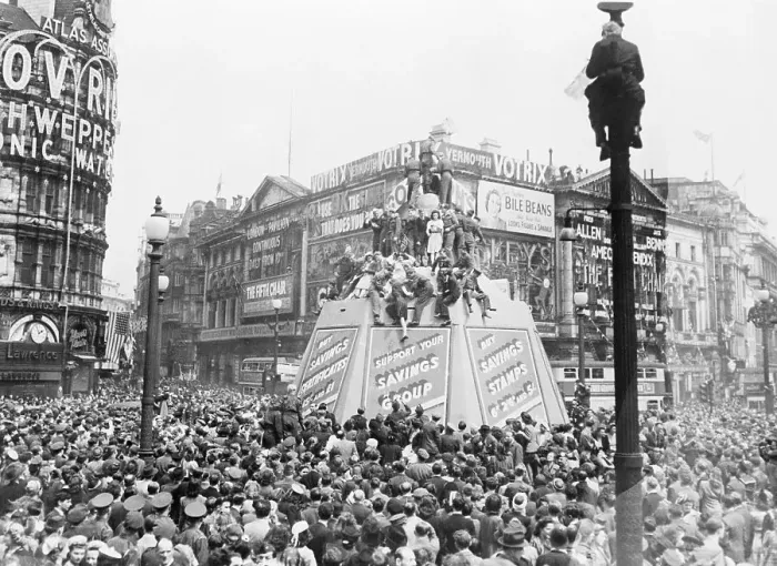 Framed Print : Crowd In Piccadilly Circus, V-Day Framed Print : Crowd In Piccadilly Circus, V-Day