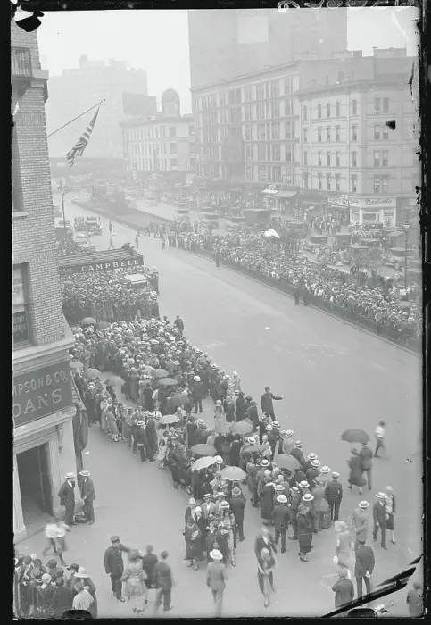 Framed Print : Crowd at Rudolph Valentino Funeral Framed Print : Crowd at Rudolph Valentino Funeral