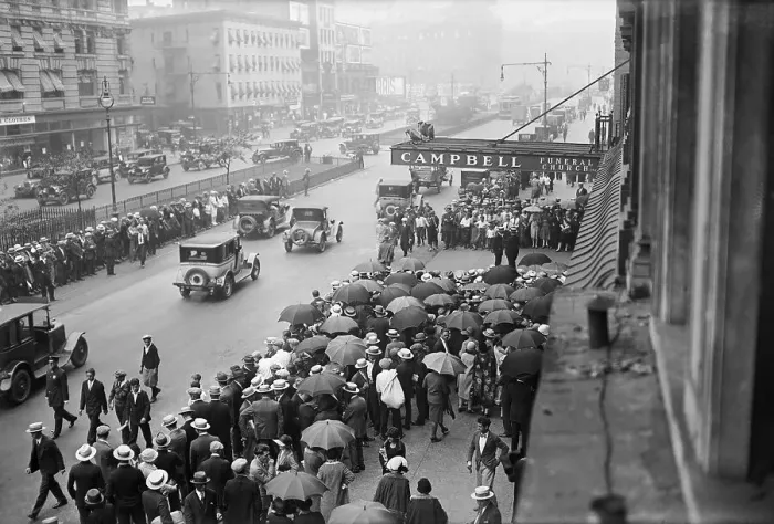 Framed Print : Crowd at Rudolph Valentino Funeral Framed Print : Crowd at Rudolph Valentino Funeral