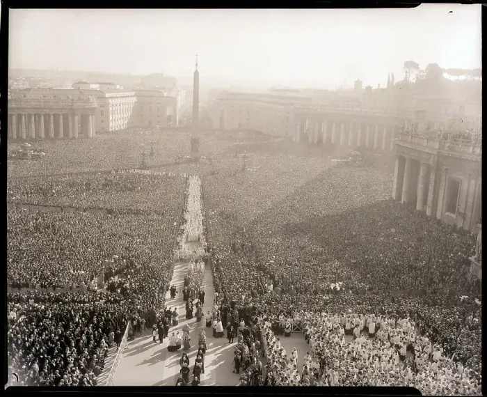 Framed Print : Crowd at St. Peter's Square