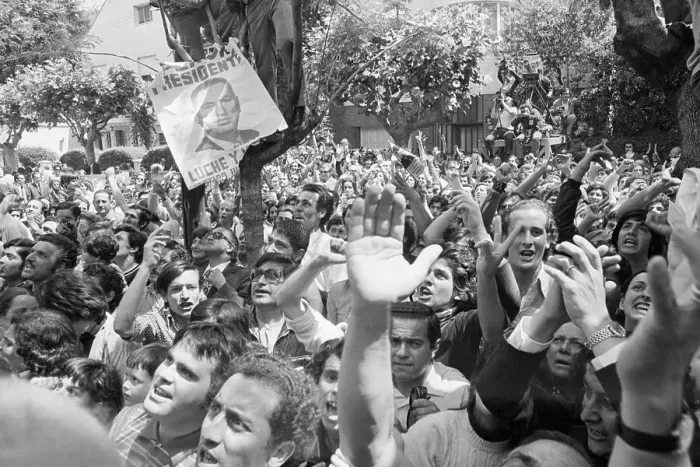 Framed Print : Crowd of Supporters at Juan Peron's Home Framed Print : Crowd of Supporters at Juan Peron's Home