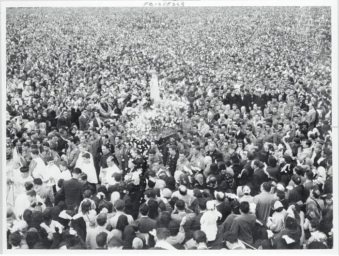 Framed Print : Crowd of Thousands Gathering Around Statue Framed Print : Crowd of Thousands Gathering Around Statue