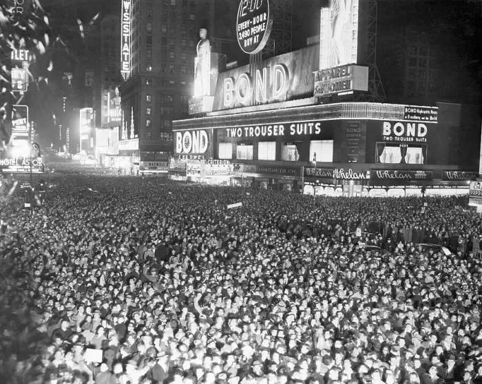Framed Print : Crowd at Times Square on New Year's Eve Framed Print : Crowd at Times Square on New Year's Eve