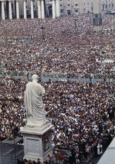 Framed Print : Crowd In Vatican City Framed Print : Crowd In Vatican City