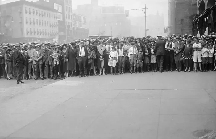 Framed Print : Crowd Waiting for Rudolph Valentino Funeral Framed Print : Crowd Waiting for Rudolph Valentino Funeral