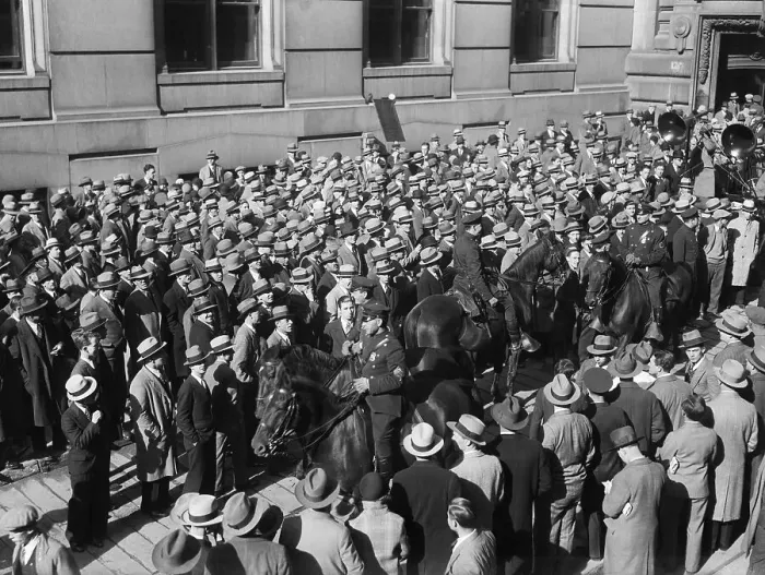 Framed Print : Crowd on Wall Street at 1929 Market Crash Framed Print : Crowd on Wall Street at 1929 Market Crash