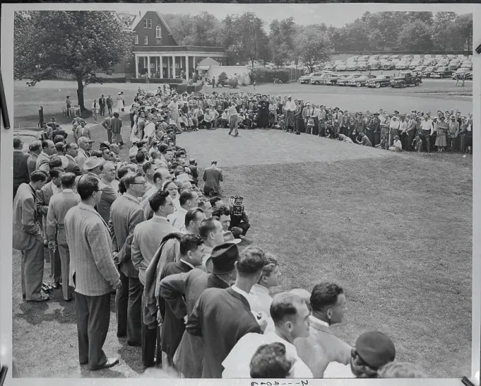 Framed Print : Crowd Watching Golfer on Green