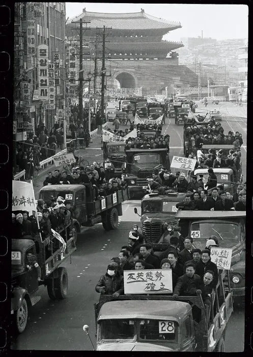 Framed Print : Crowded Streets in Seoul Framed Print : Crowded Streets in Seoul