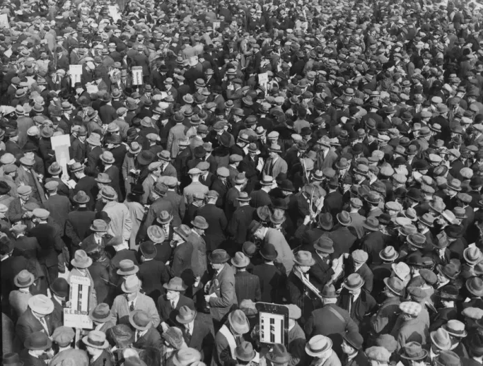 Framed Print : Crowds at Kempton Park racecourse Framed Print : Crowds at Kempton Park racecourse