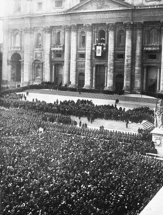 Framed Print : Crowds at Coronation of Pope Pius XI Framed Print : Crowds at Coronation of Pope Pius XI