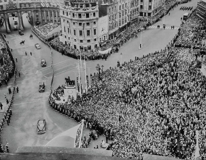 Framed Print : Crowds At Coronation Of Queen Elizabeth II Framed Print : Crowds At Coronation Of Queen Elizabeth II