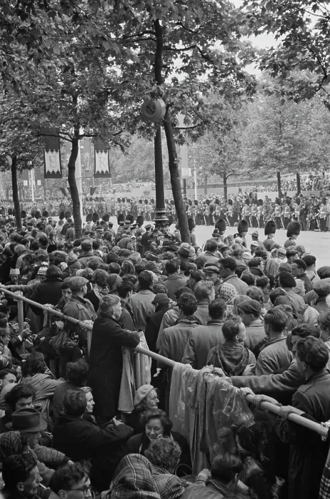 Framed Print : Crowds At Coronation Of Queen Elizabeth II Framed Print : Crowds At Coronation Of Queen Elizabeth II