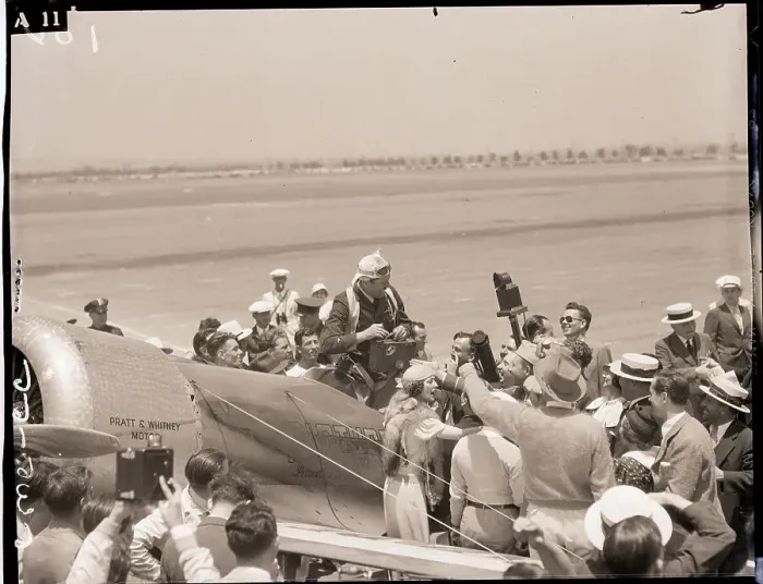 Framed Print : Crowds and Pilot at the Thompson Race Framed Print : Crowds and Pilot at the Thompson Race