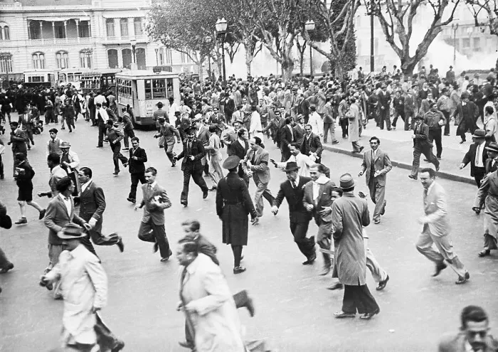 Framed Print : Crowds Running Through Plaza de Mayo Framed Print : Crowds Running Through Plaza de Mayo