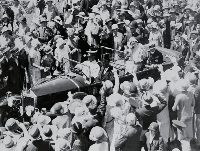 Framed Print : Crowds Surrounding Motorcade of Duke and Duchess of York Framed Print : Crowds Surrounding Motorcade of Duke and Duchess of York