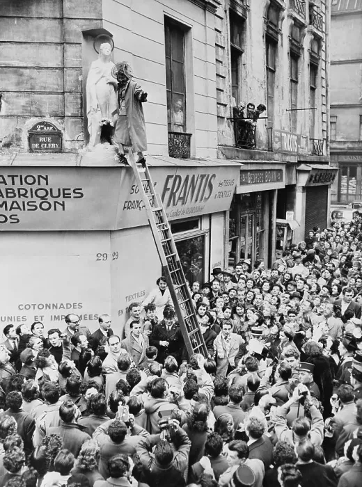 Framed Print : Crowds Watching a Woman Place an Offering at a Statue Framed Print : Crowds Watching a Woman Place an Offering at a Statue