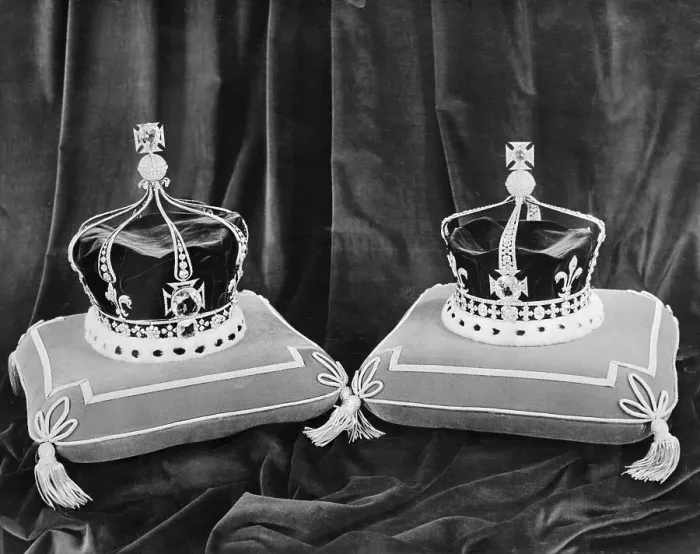 Framed Print : Crowns of Queen Mary and Queen Elizabeth II Framed Print : Crowns of Queen Mary and Queen Elizabeth II