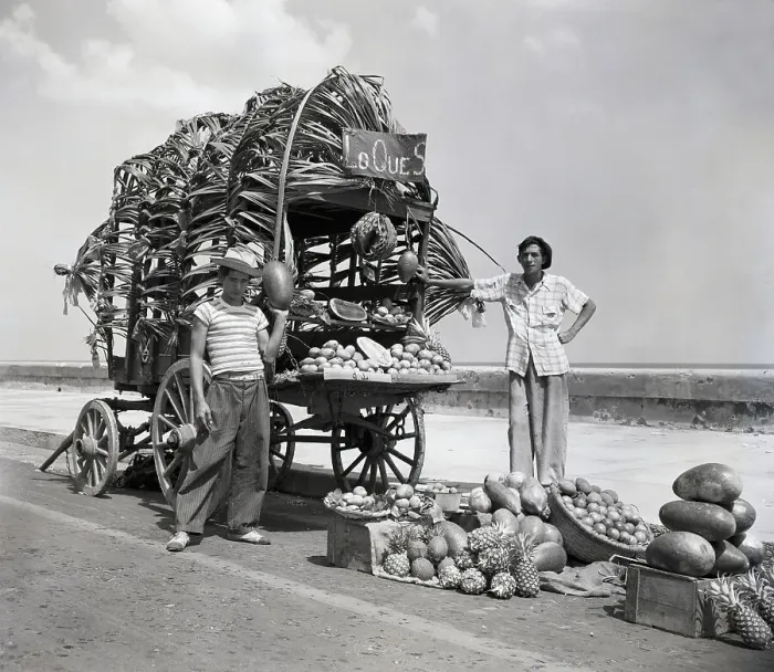 Framed Print : Cubans Selling Fruit in Havana