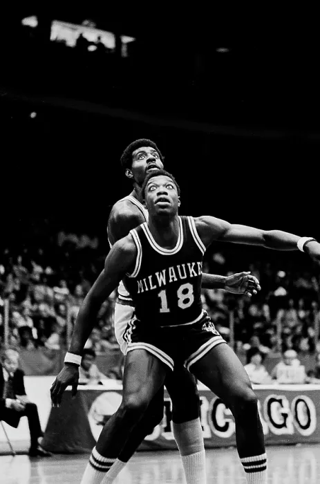 Framed Print : Curtis Perry of the Milwaukee Bucks in the 1972-1973 season at the Chicago Stadium in Chicago, Il Framed Print : Curtis Perry of the Milwaukee Bucks in the 1972-1973 season at the Chicago Stadium in Chicago, Il