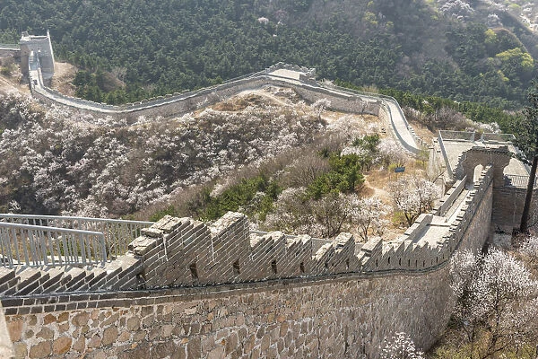 Curved area of the Great Wall of China without tourists