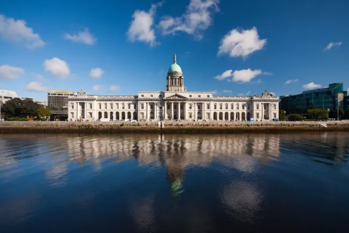 Framed Print : The Custom House in Dublin, Ireland Framed Print : The Custom House in Dublin, Ireland