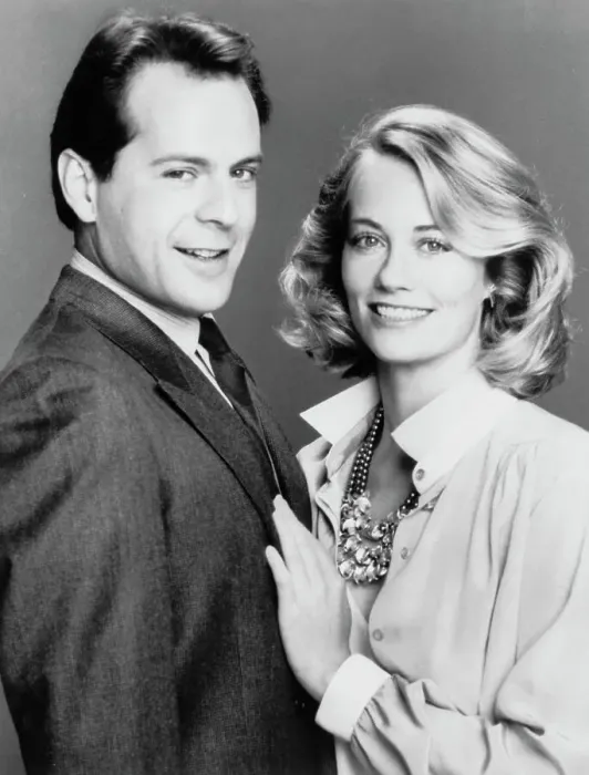 Framed Print : Cybill Shepherd and Bruce Willis in Moonlighting Framed Print : Cybill Shepherd and Bruce Willis in Moonlighting
