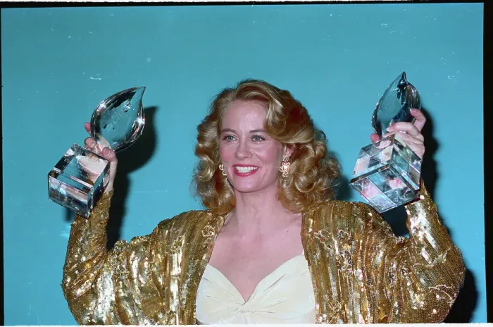 : Cybill Shepherd Holding Awards : Cybill Shepherd Holding Awards