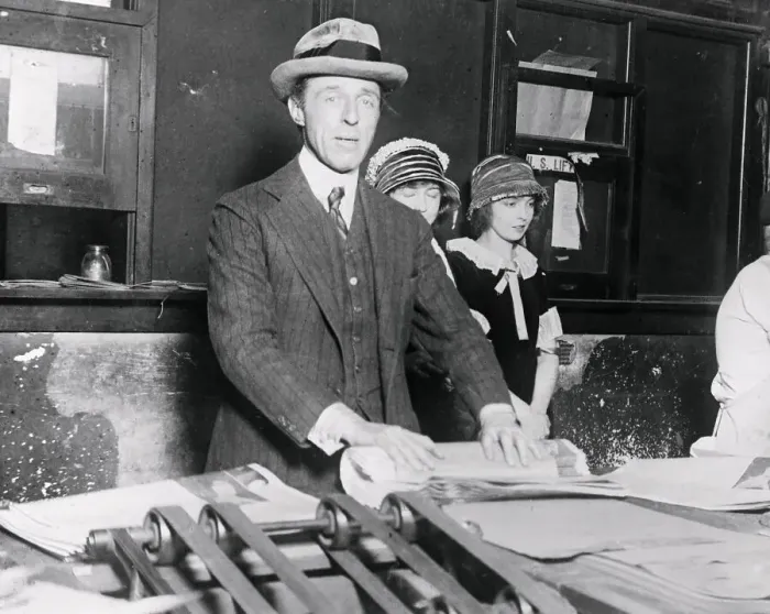 Framed Print : D. W. Griffith Visiting Chicago Newspaper with Gish Girls Framed Print : D. W. Griffith Visiting Chicago Newspaper with Gish Girls
