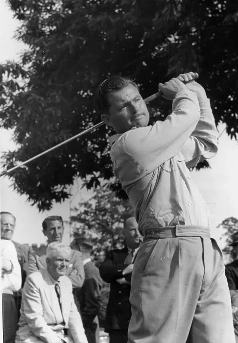 Framed Print : Dai Rees. 19th July 1952: Welsh golfer Dai Rees in action at the Daks tournament Framed Print : Dai Rees. 19th July 1952: Welsh golfer Dai Rees in action at the Daks tournament