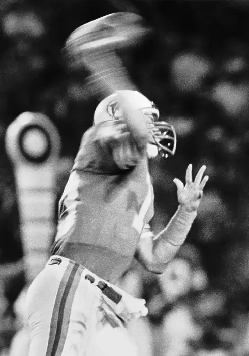Framed Print : Dan Marino in Midst of Passing Football Framed Print : Dan Marino in Midst of Passing Football